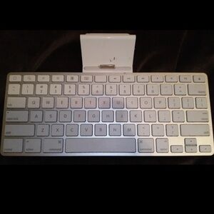 Wireless Apple Keyboard (broken)